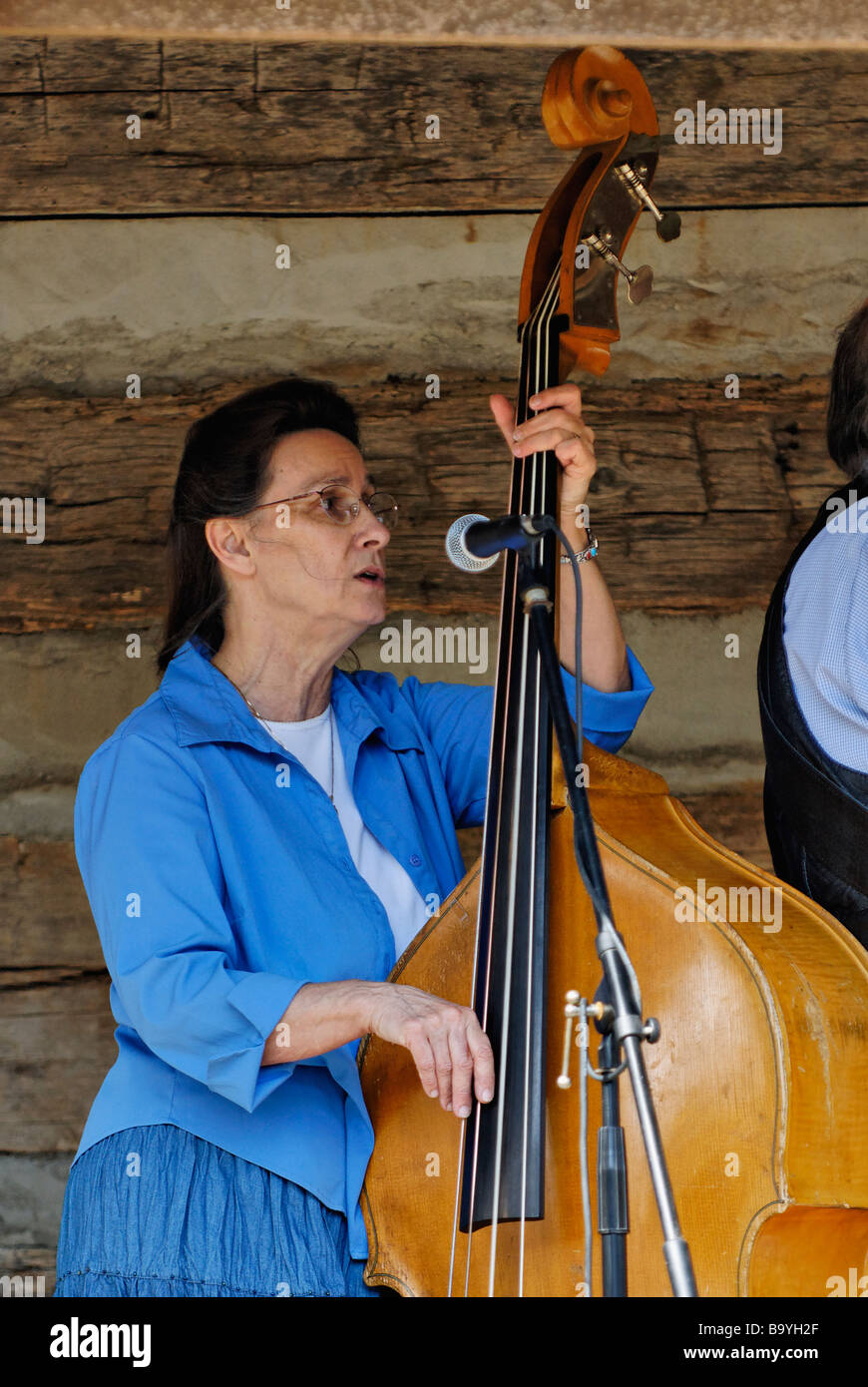 Frau Spielt Bass Auf Der Veranda Der Musik Kabine Auf Sugarbush Farm In Der Nahe Von Salem Indiana Stockfotografie Alamy