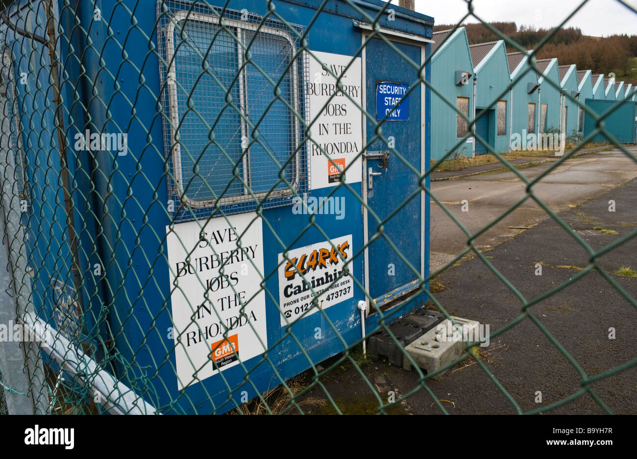 Mit Brettern vernagelt geschlossenen ehemaligen Burberry Kleidung Fabrik Treorchy Rhondda Valley South Wales UK Produktion in den Fernen Osten übertragen Stockfoto