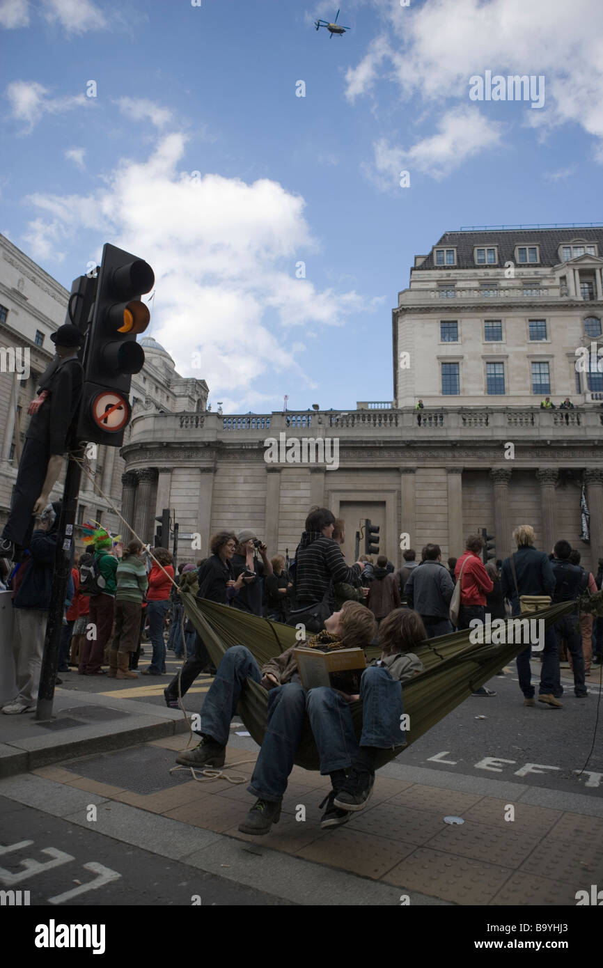 Proteste entspannen mit Polizei-Hubschrauber schwebt bei Demo gegen G20-Gipfel in London 1. April 2009 Stockfoto