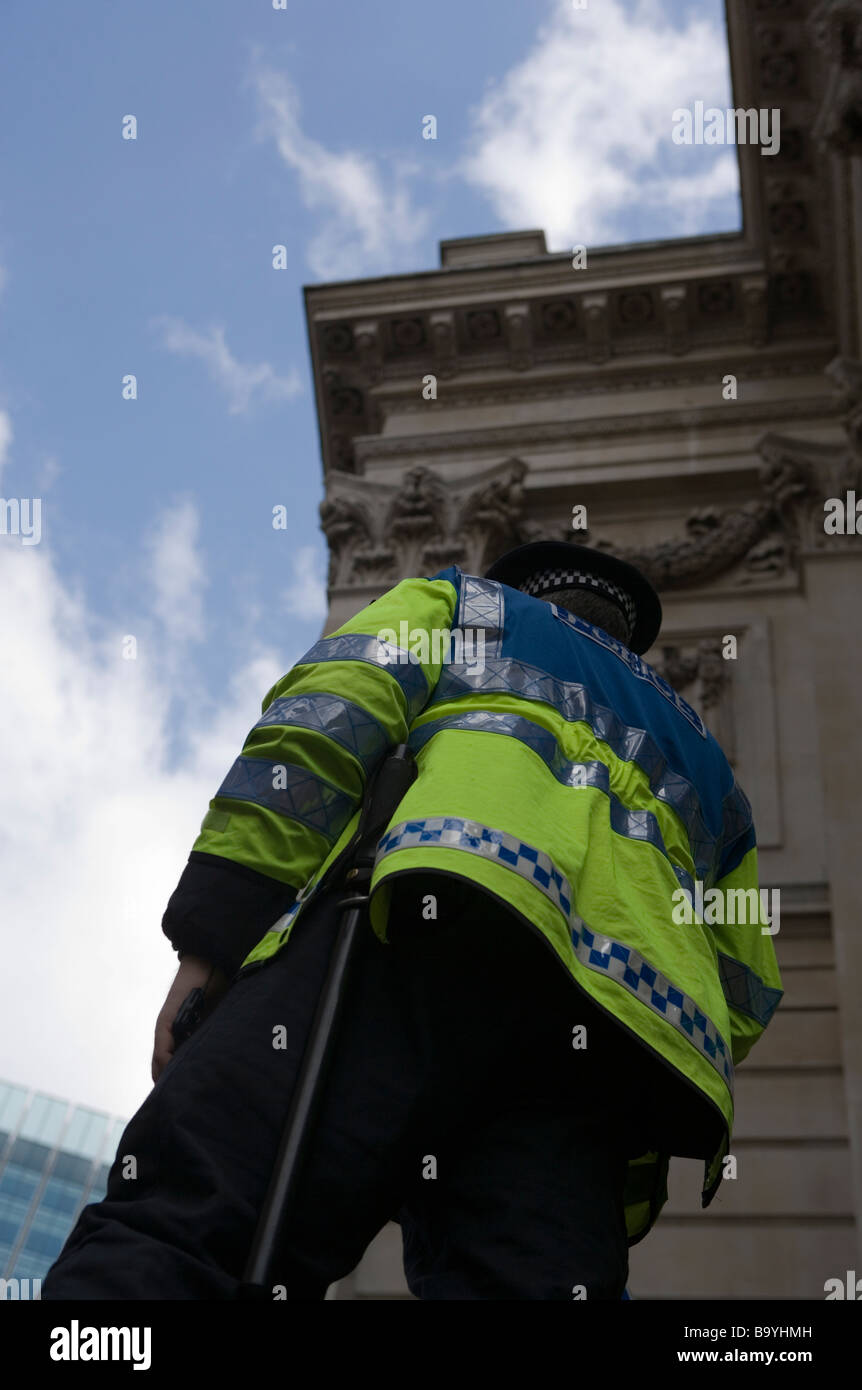 Einsamer Polizist steht Wache während der Proteste in der Londoner G20-Gipfel, 1. April 2009 Stockfoto