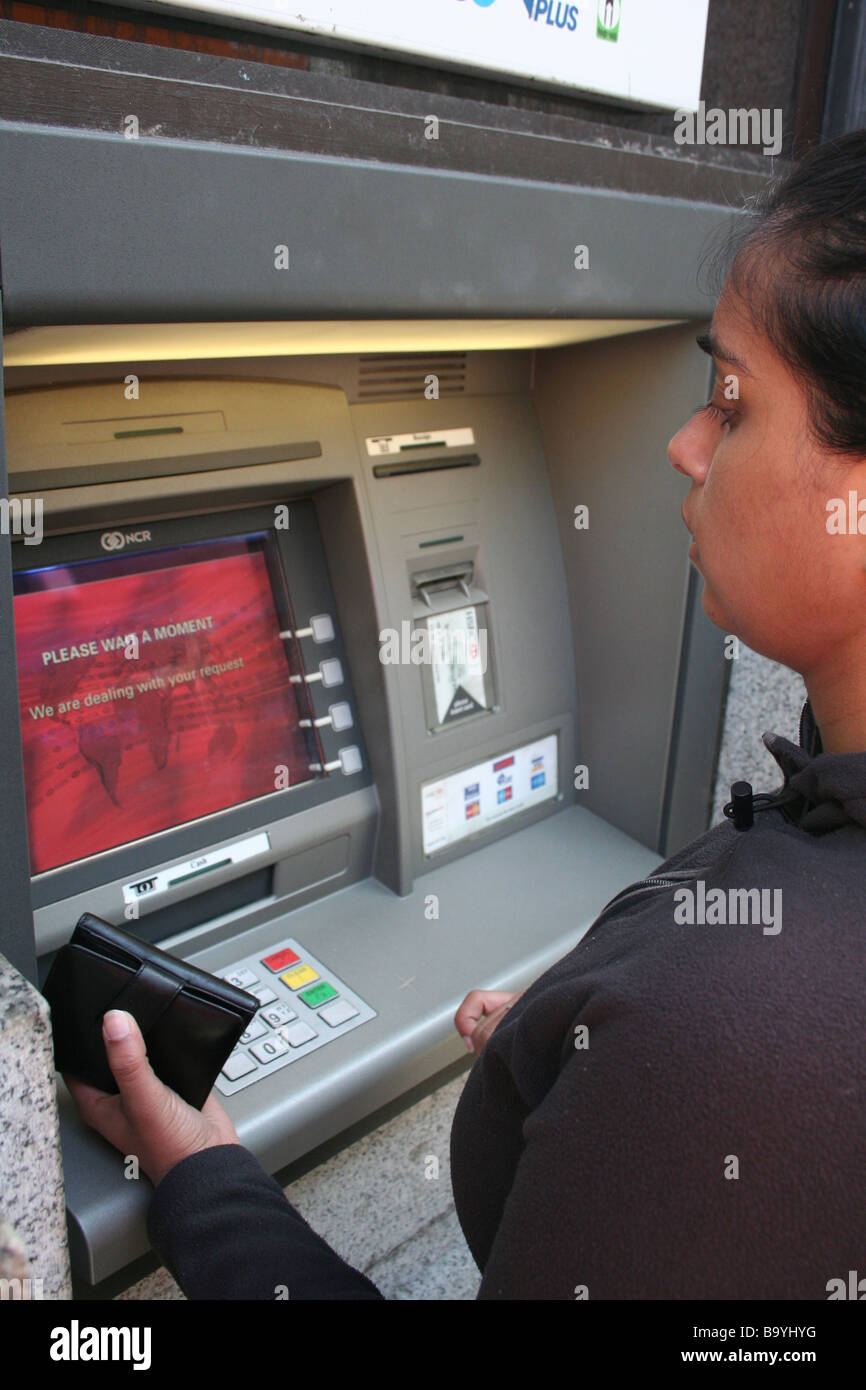 Ein Frauen, die Geld von einem Geldautomaten Stockfoto