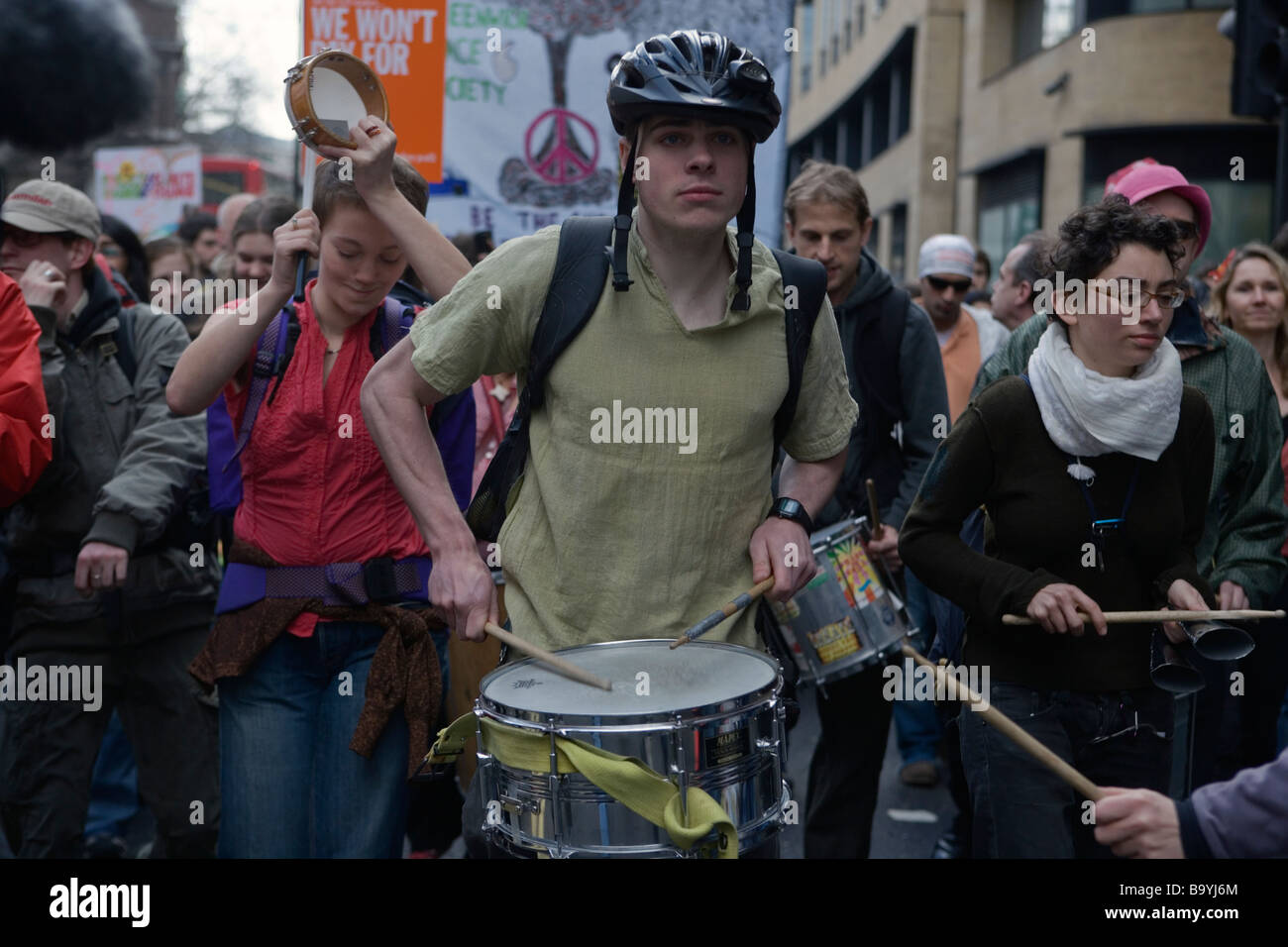 Band der antikapitalistischen Demonstranten marschieren während Anti-g-20-Demo in London, 1. April 2009 Stockfoto