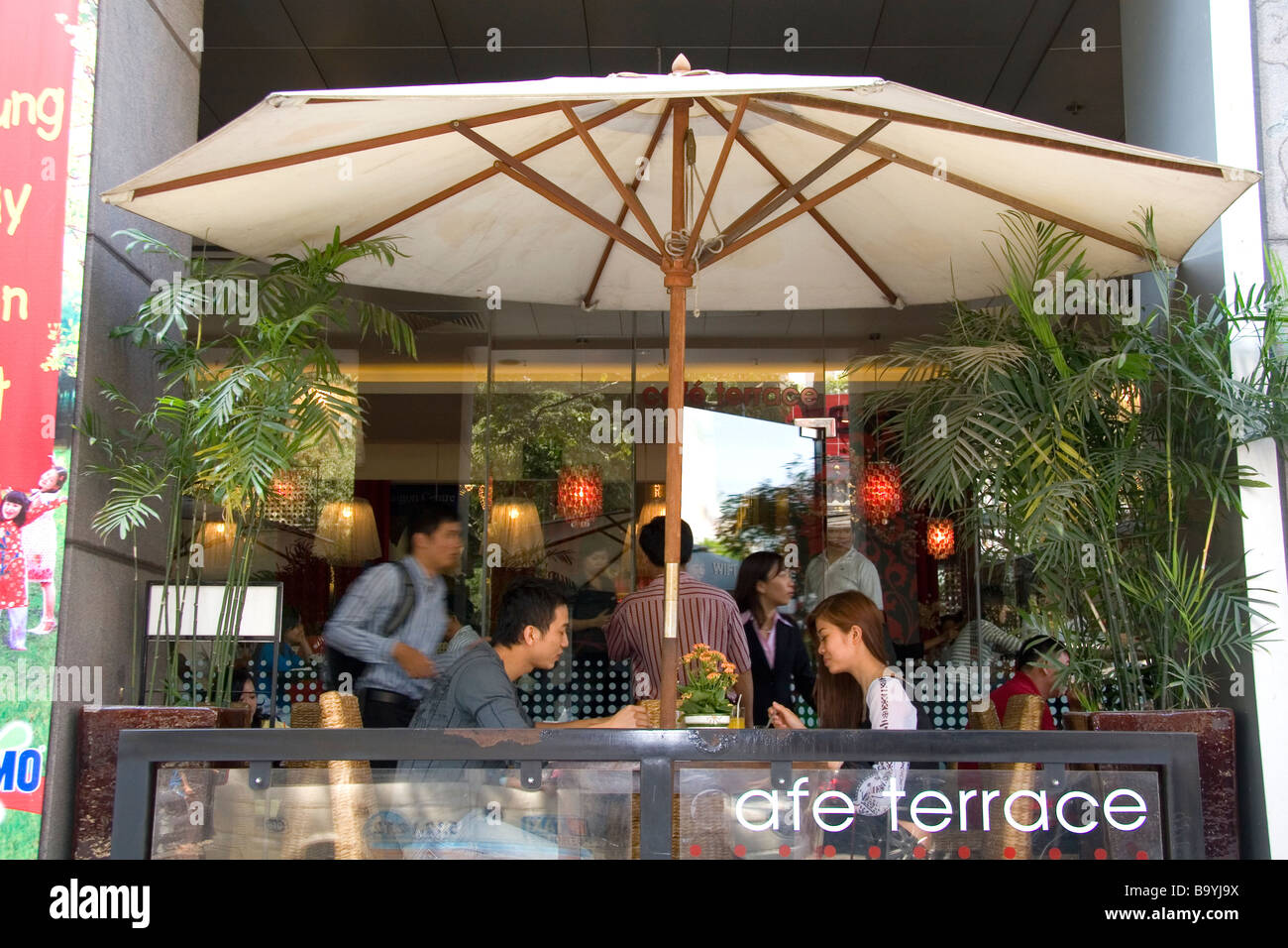 Moderne vietnamesische paar Essen zu Mittag in einem Straßencafé in Ho-Chi-Minh-Stadt-Vietnam Stockfoto