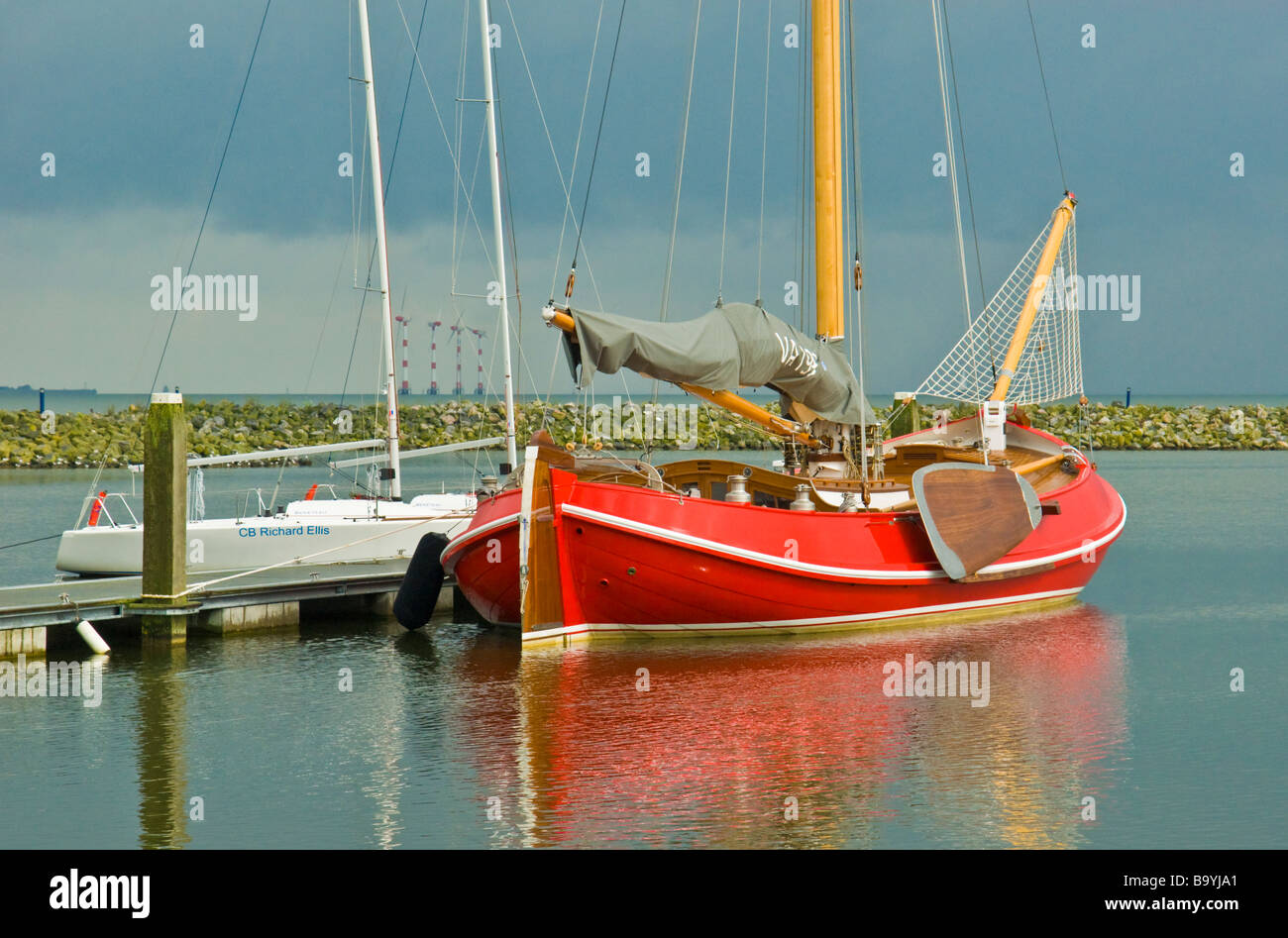 Klassische holländische flach unten Segeln und Angelboot/Fischerboot im Hafen, Niederlande | Plattbodenschiff, Wattenmeer, Noord-Holland Stockfoto