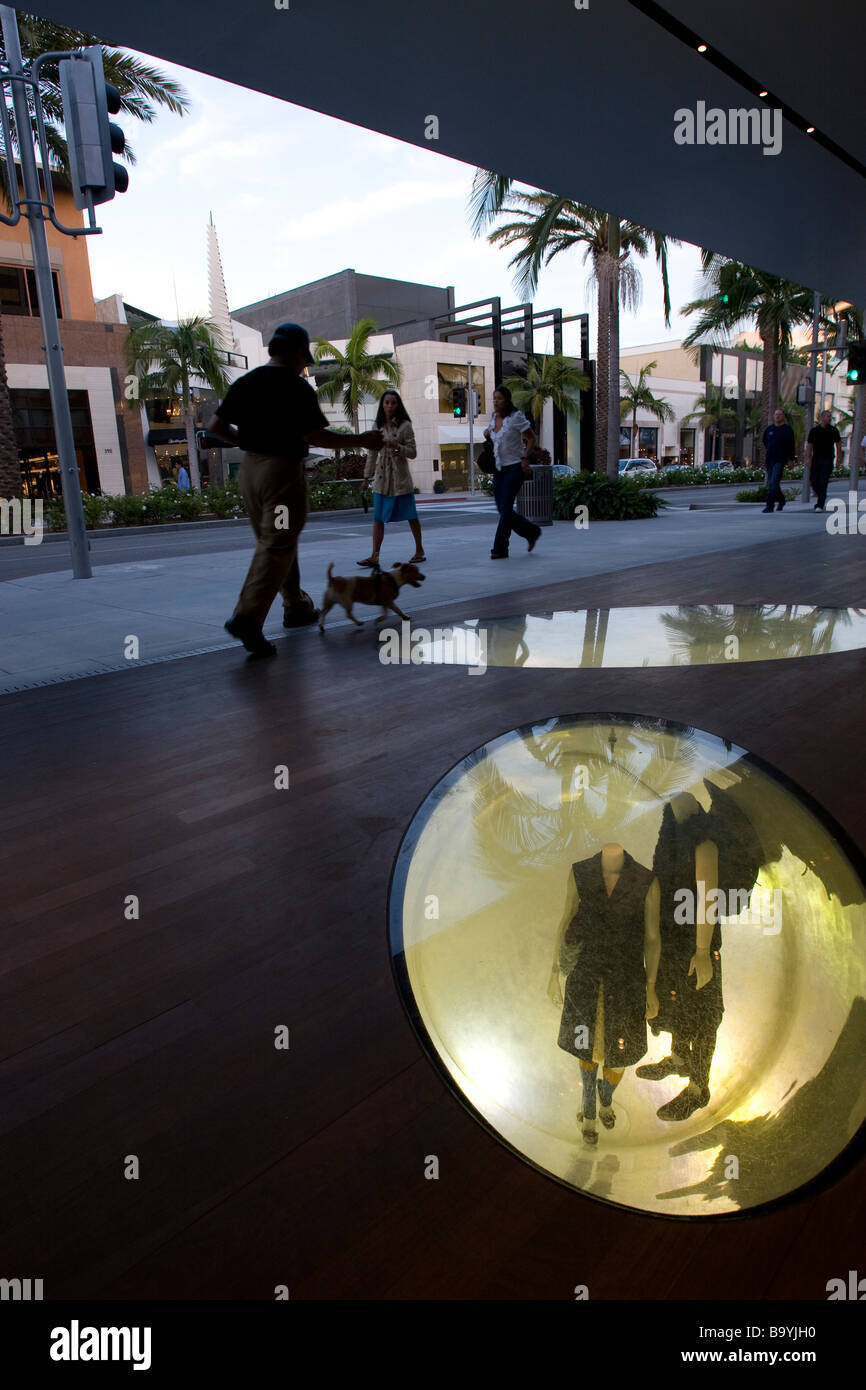 Käufer, die ein Spaziergang auf dem Rodeo Drive in Beverly Hills Stockfoto