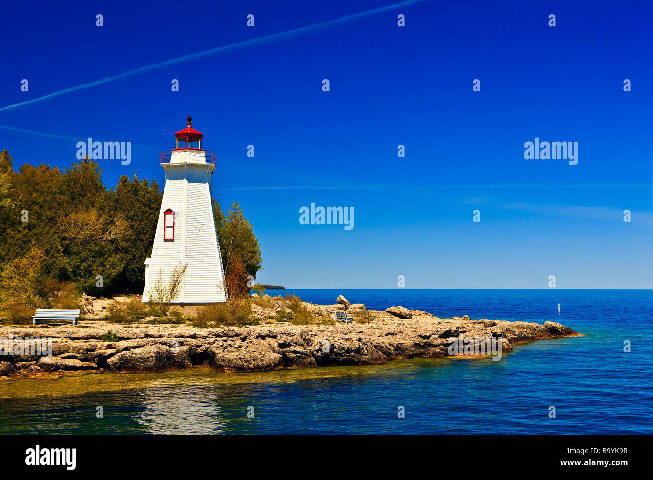 Große Badewanne Leuchtturm (1885) am Lighthouse Point in der Nähe von Tobermory markiert den Eingang zum großen Wanne Hafen, Huron-See, Ontario, Kanada. Stockfoto