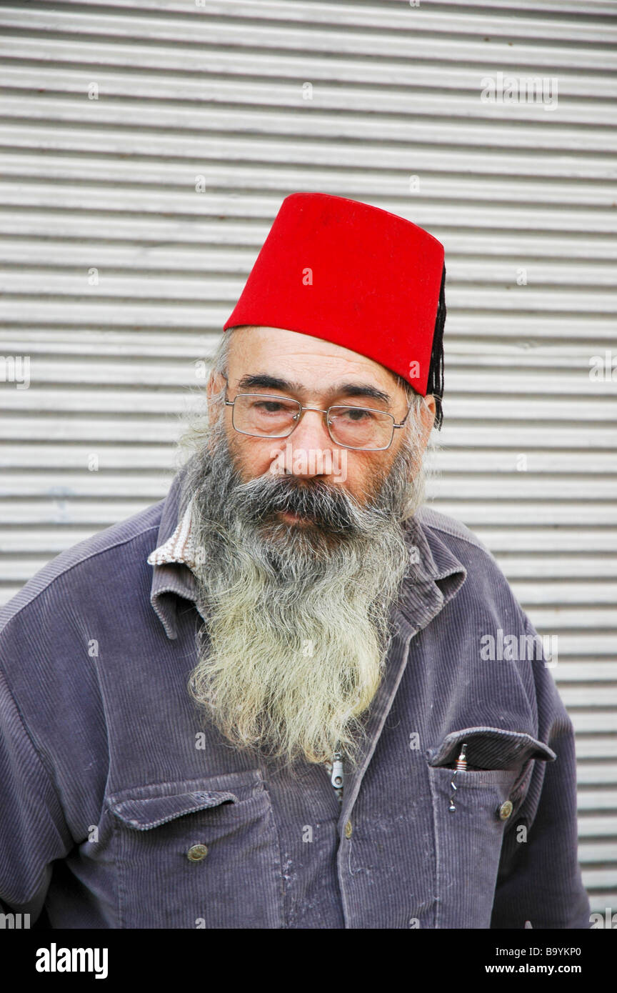 Haifa Israel bärtiger Mann mit türkischen roten Hut Stockfoto