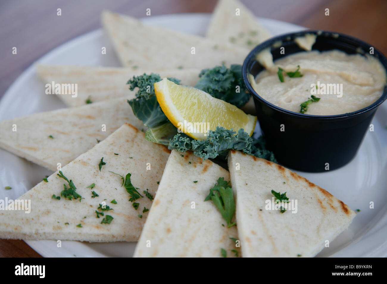 Humus und Pita Brot in einem Restaurant serviert Stockfoto