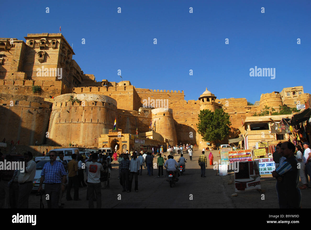 Jaisalmer Fort oder Goldene Fort wie eine Stadt von massiven gelben Sandsteinmauern umgeben. Thar-Wüste. Staat Rajasthan, Indien. Stockfoto