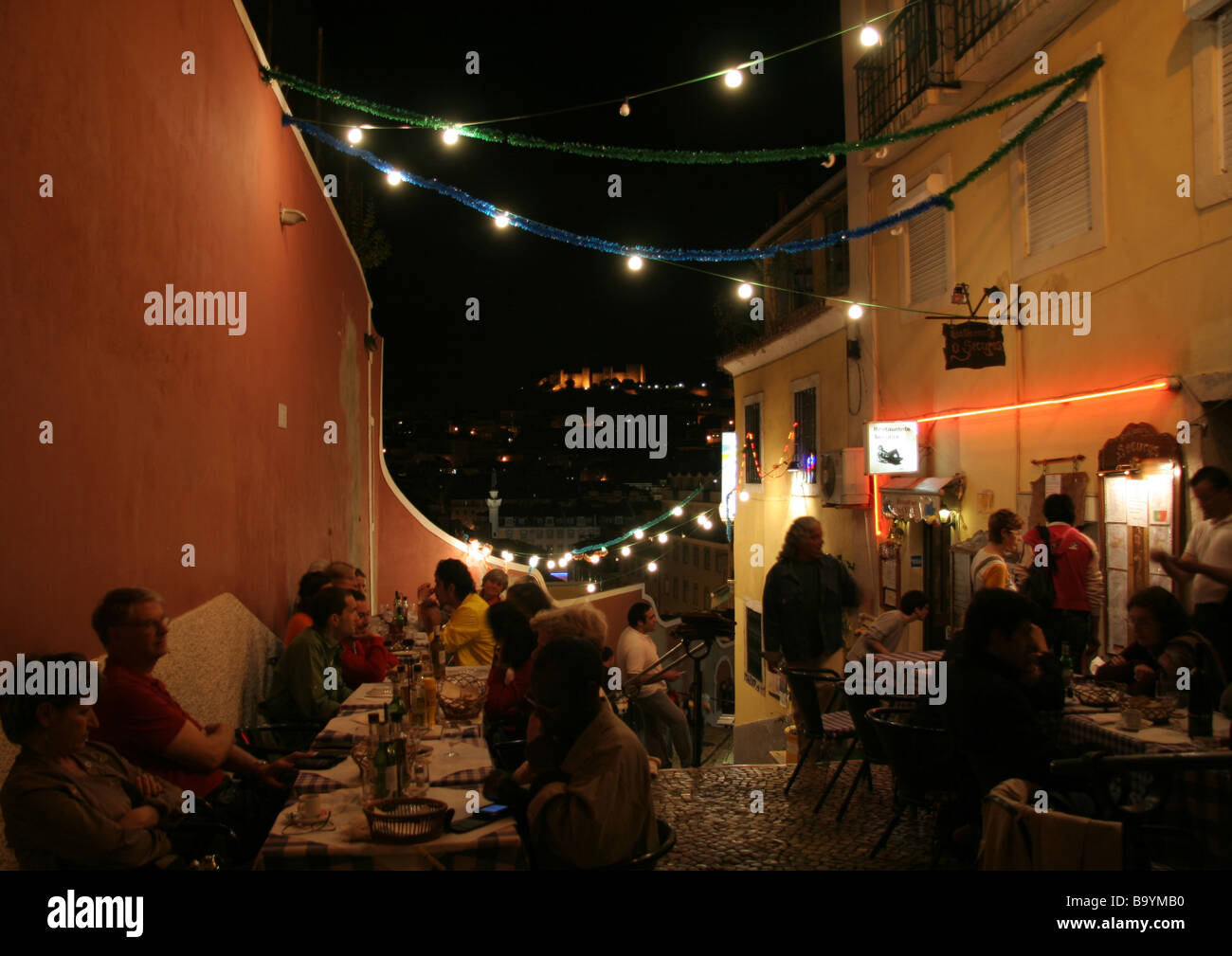 Restaurants und Bars auf Calcada Do Duque Stockfoto