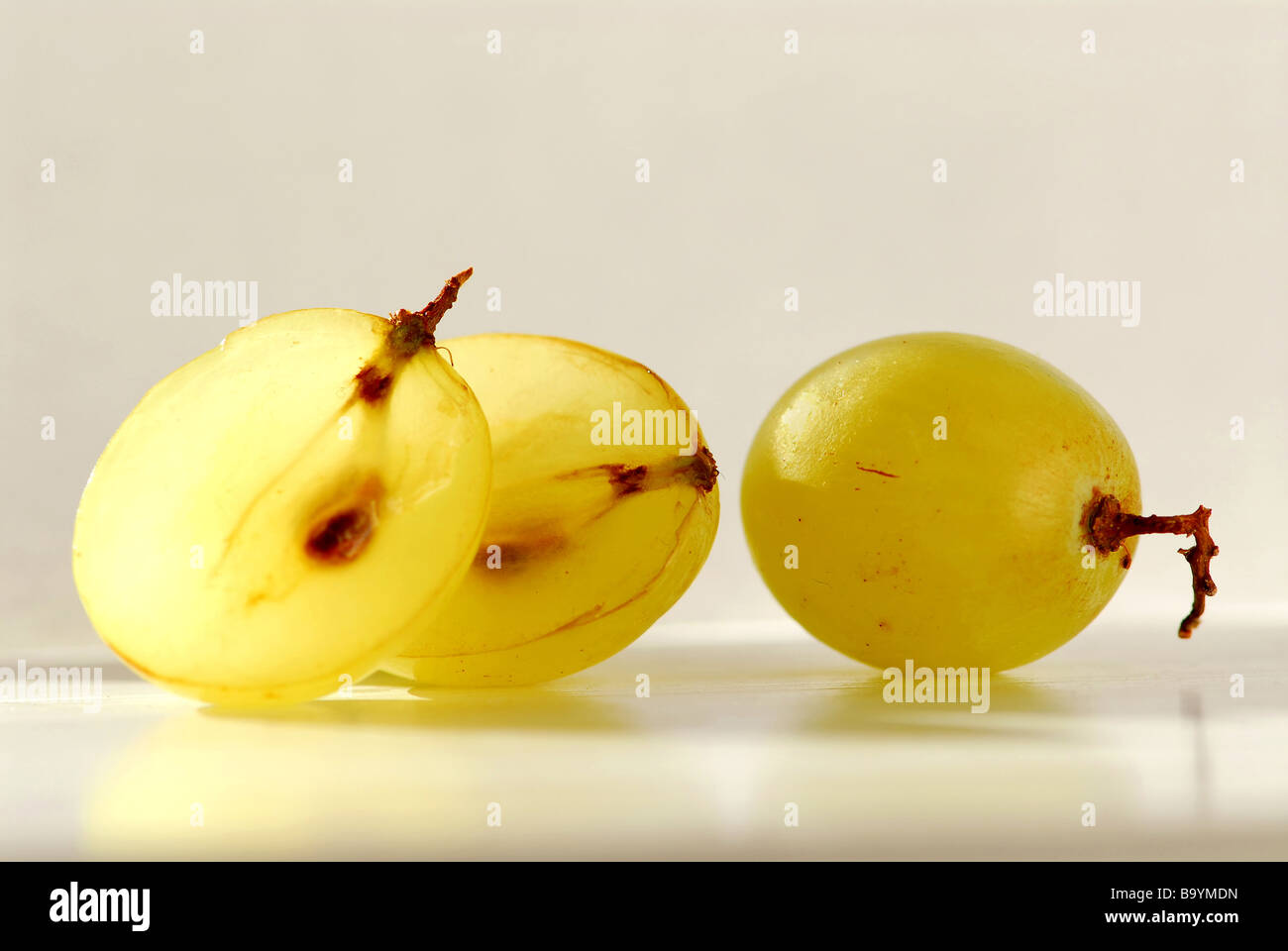 Extreme Makro von frisch geschnittenen Weinbeeren mit Samen Stockfoto
