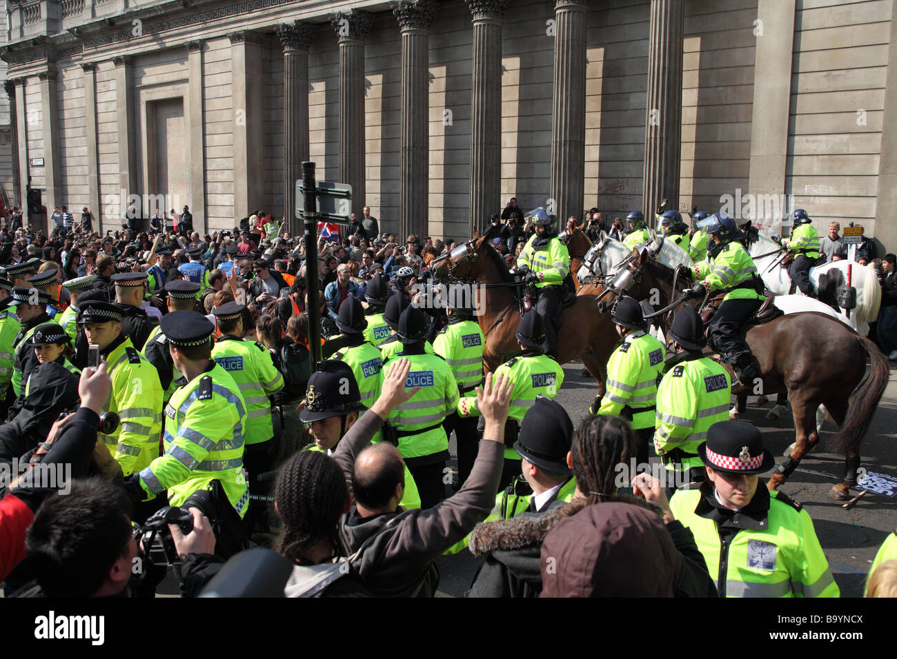 Demonstranten und Polizei außerhalb der Bank of England während der 2009 G20-Gipfel, London, UK. Stockfoto