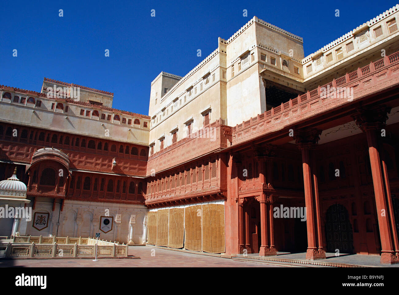 Karan Hof, einer der Innenhöfe des Junagarh Fort, gebaut von Maharaja Rai Singhji im Jahre 1588, Bikaner, Bundesstaat Rajasthan, Indien. Stockfoto