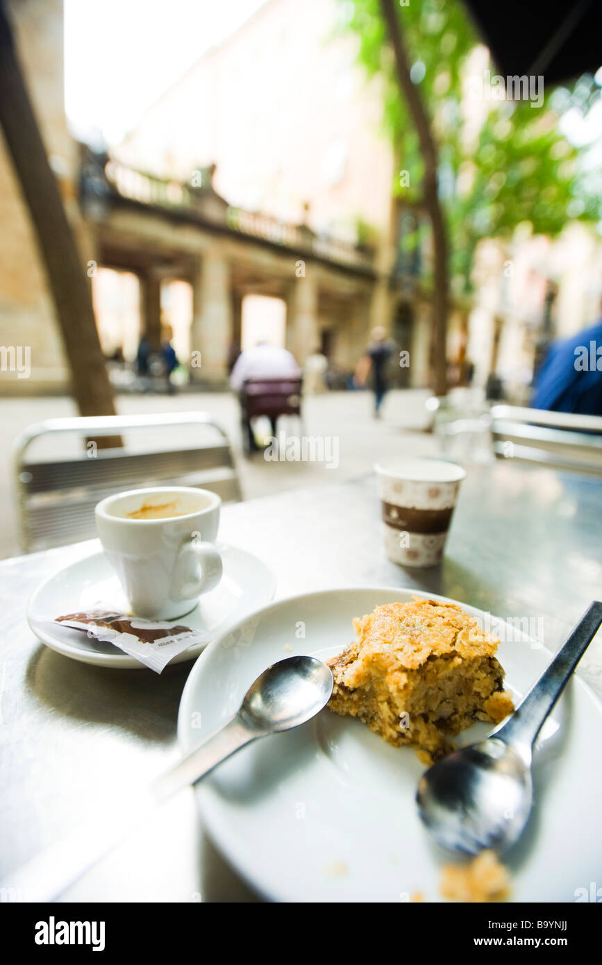 Kaffeetasse und halb gegessen Gebäck auf Bürgersteig Café-Tisch links Stockfoto