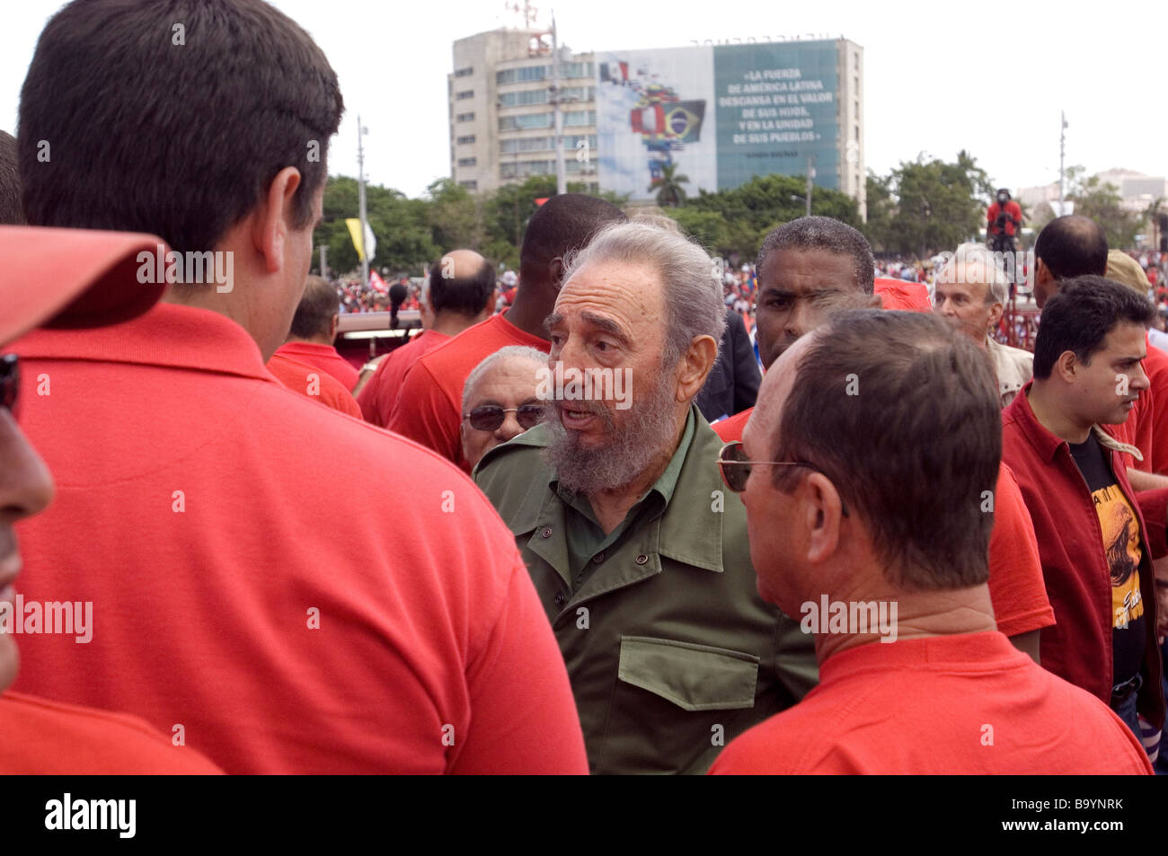 Fidel Castro in Havanna, Kuba, May Day 2006 von seinen Leibwächtern umgeben Stockfoto