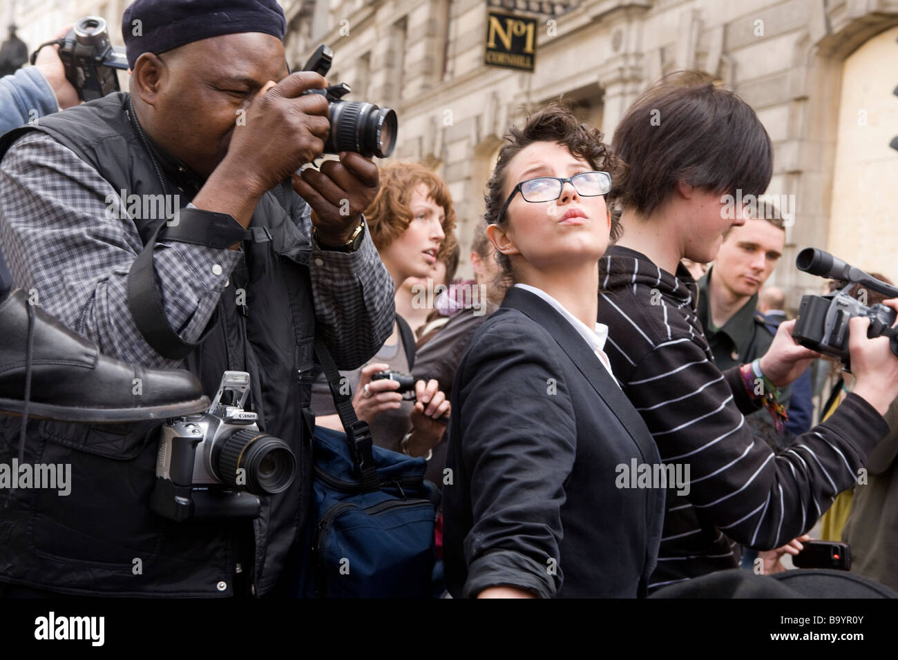 Fotografen fotografieren Demonstranten bei der finanziellen Narren-Demo in der City of London mit G20-Gipfel Stockfoto