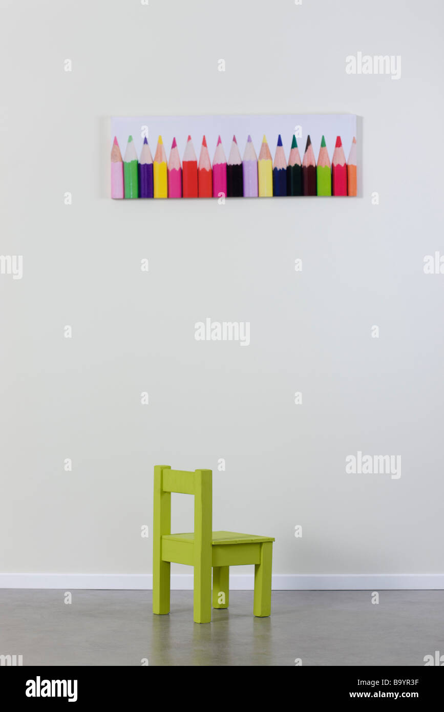 Des Kindes Stuhl und Plakat der Buntstifte Stockfoto