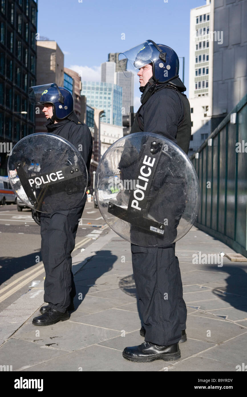Bereitschaftspolizei im Einsatz bei antikapitalistischen Protest gegen G20-Gipfel, London, 1. April 2009 Stockfoto