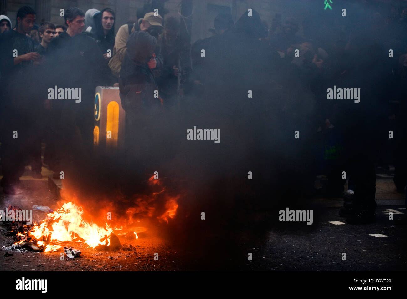 Demonstranten beginnen Brände während antikapitalistische Demonstration gegen G20-Gipfel, London, 1. April 2009 Stockfoto