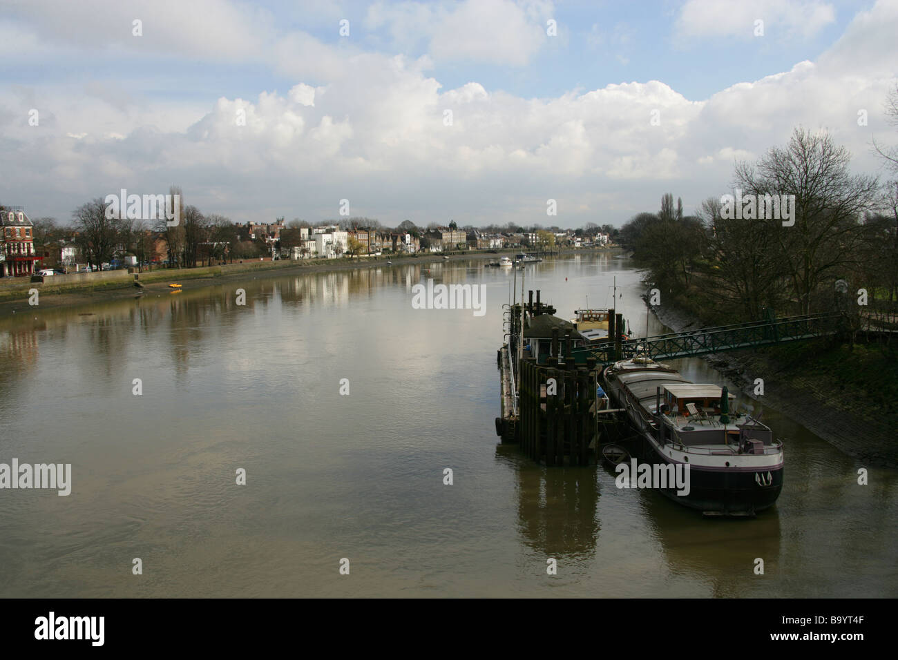 Blick auf die Themse von Kew Bridge, Blick nach Osten, Kew, Richmond, Surrey, UK Stockfoto