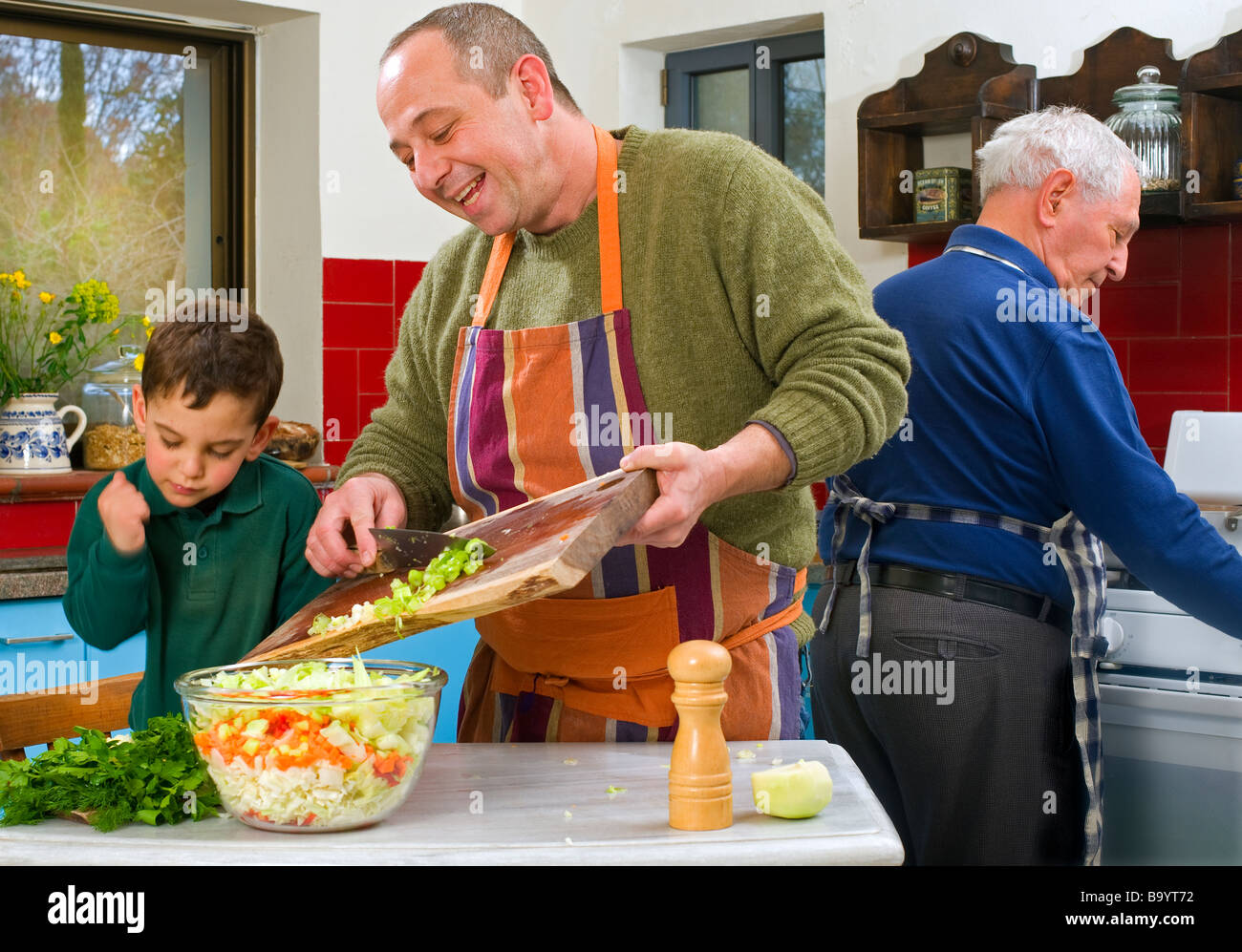 Vater, Kind und Großvater gemeinsames Kochen in der Küche Stockfoto