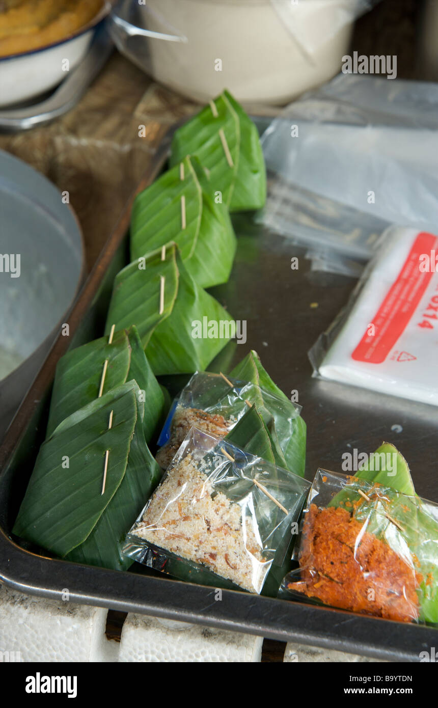Würzige thailändische Gewürze in Plastiktüten & Banane Blatt Packungen zum mitnehmen Stockfoto