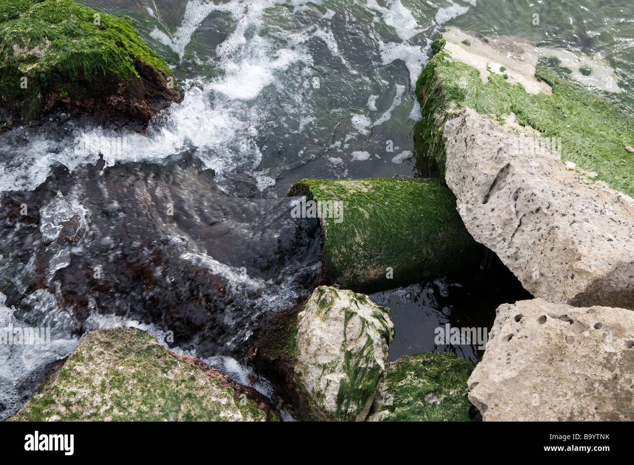 Häusliches Abwasser Abfall gießt in das Mittelmeer in Tel Aviv Strand Israel Stockfoto