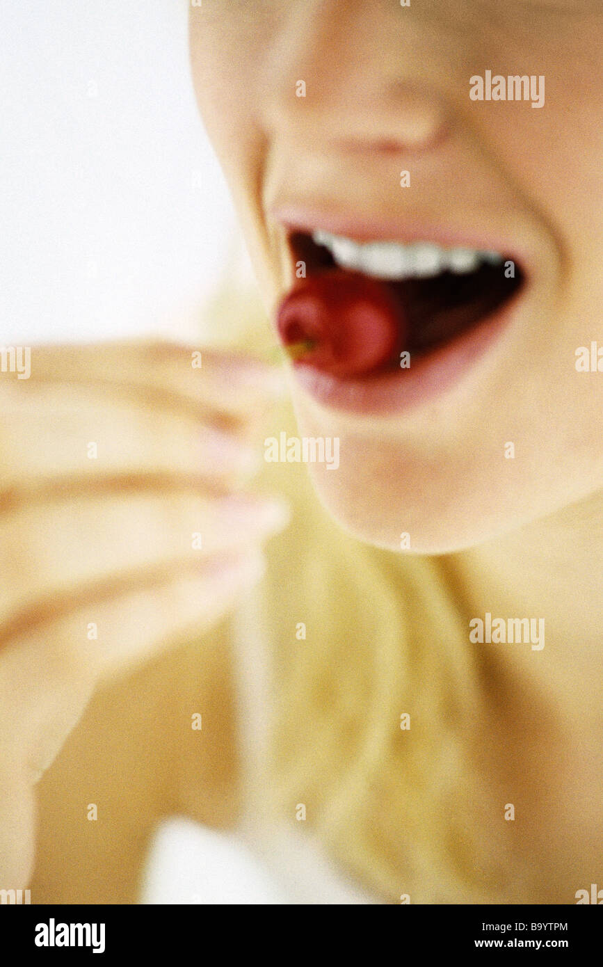 Frau Biss in die Frucht Stockfoto