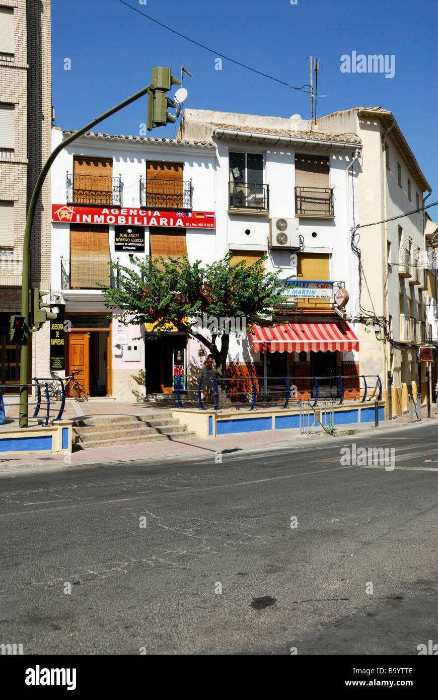 Eine Straßenszene mit Immobilienmaklern in Calasparra, Spanien Stockfoto