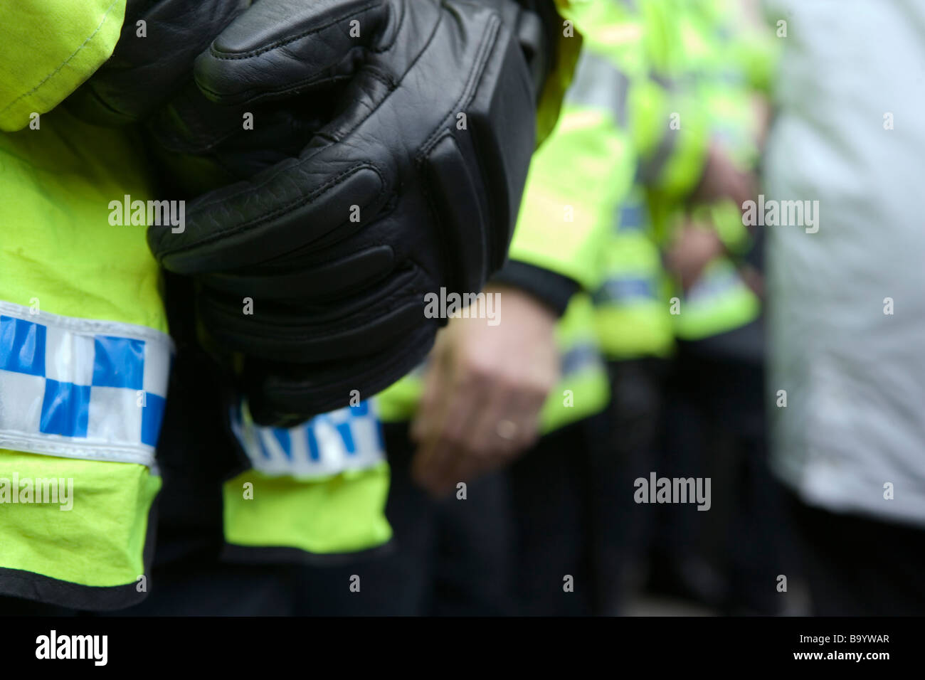 Polizeiabsperrung bei antikapitalistischen Protest gegen G20-Gipfel in London, 1. April 2009 Stockfoto