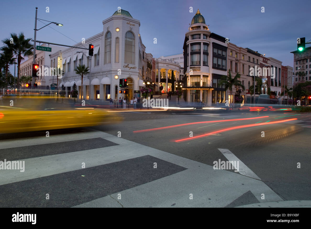 Eine Kreuzung am Rodeo Drive in Beverly Hills in der Abenddämmerung Stockfoto