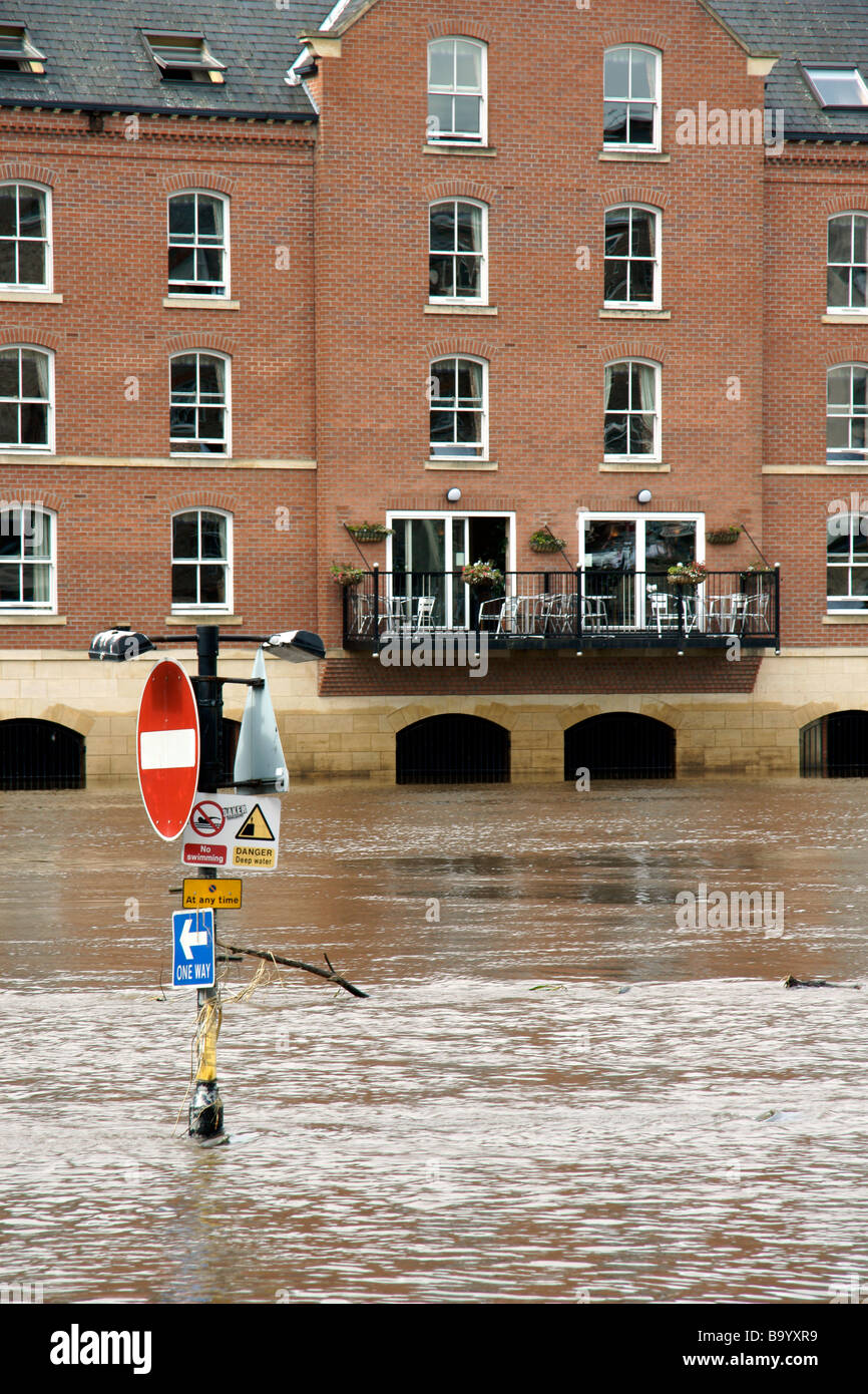 Überschwemmungen des Flusses Ouse mit am Flussufer Wohnsiedlungen im Hintergrund York (c) Marc Jackson Photography Stockfoto