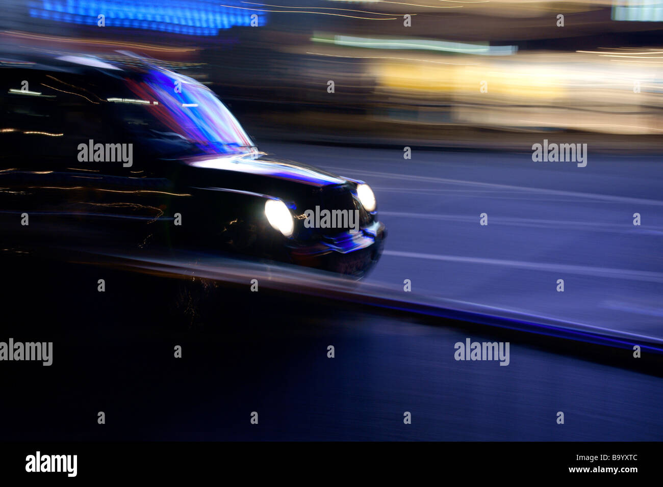 Beschleunigung Taxi Piccadilly Circus London England UK (c) Marc Jackson Fotografie Stockfoto