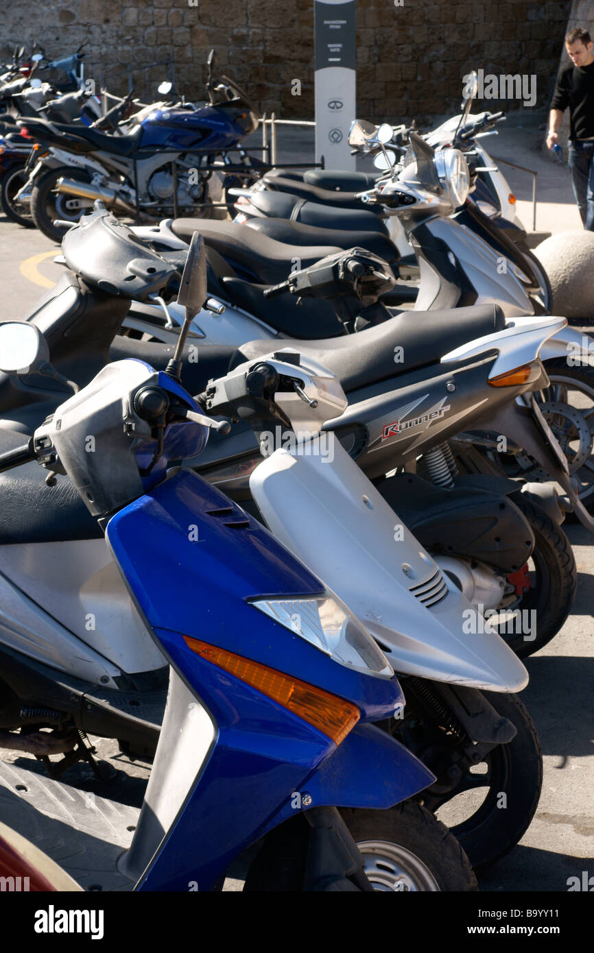 Roller geparkt in Folge der Altstadt Rhodos Griechenland (c) Marc Jackson Photography Stockfoto