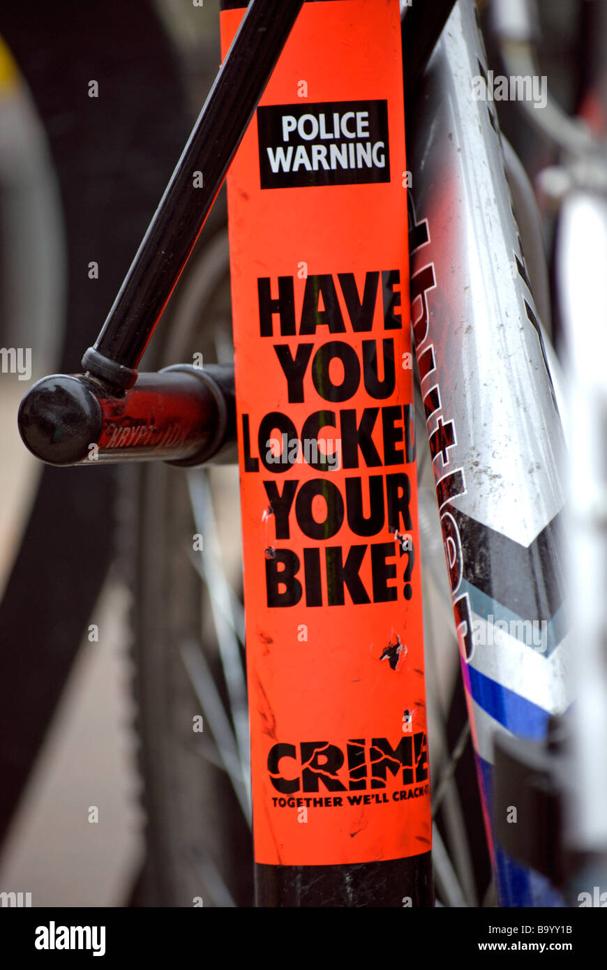 haben Sie Ihr Fahrrad gesperrt? Polizei-Warnhinweis auf einem britischen Zyklus-Gestell Stockfoto