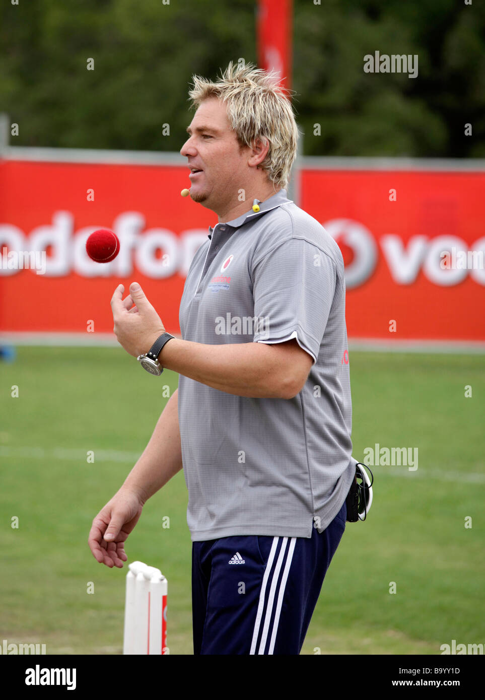 Shane Warne mit ein Cricketball. Stockfoto