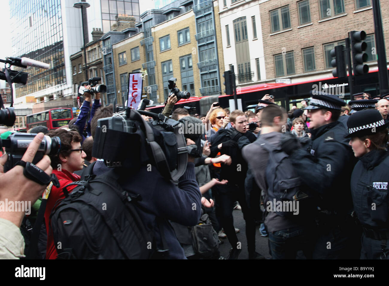 Polizei Kontrolle der Menge am G20-Demonstrationen Stockfoto