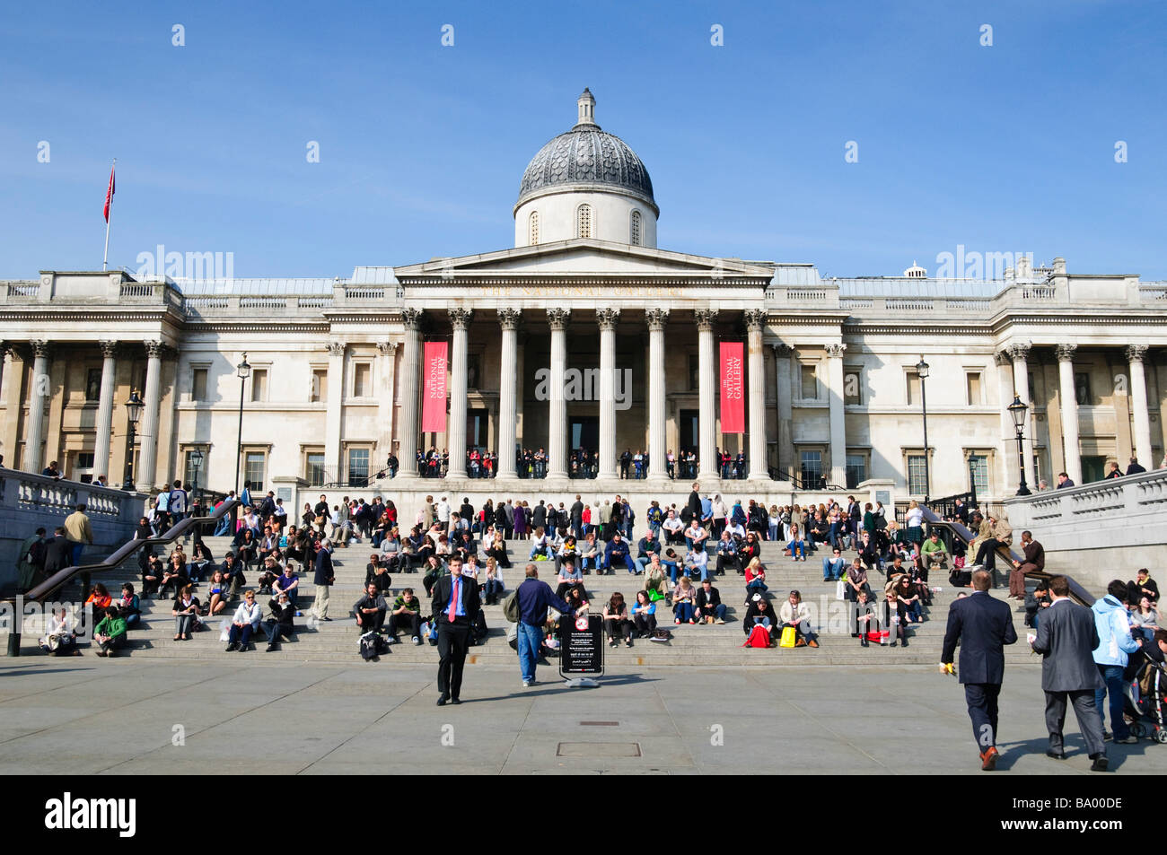 National Gallery Trafalgar Square London England // Trafalgar Square Stockfoto