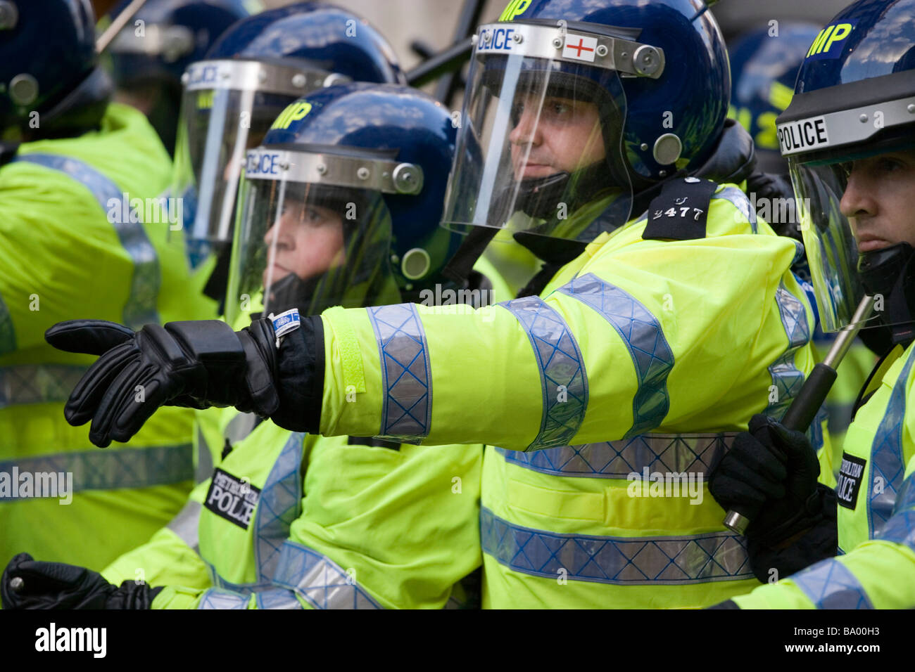 Reihe von Polizisten in teilweise Kampfausrüstung bei antikapitalistische Demonstration gegen G20-Gipfel in London, 1. April 2009 Stockfoto