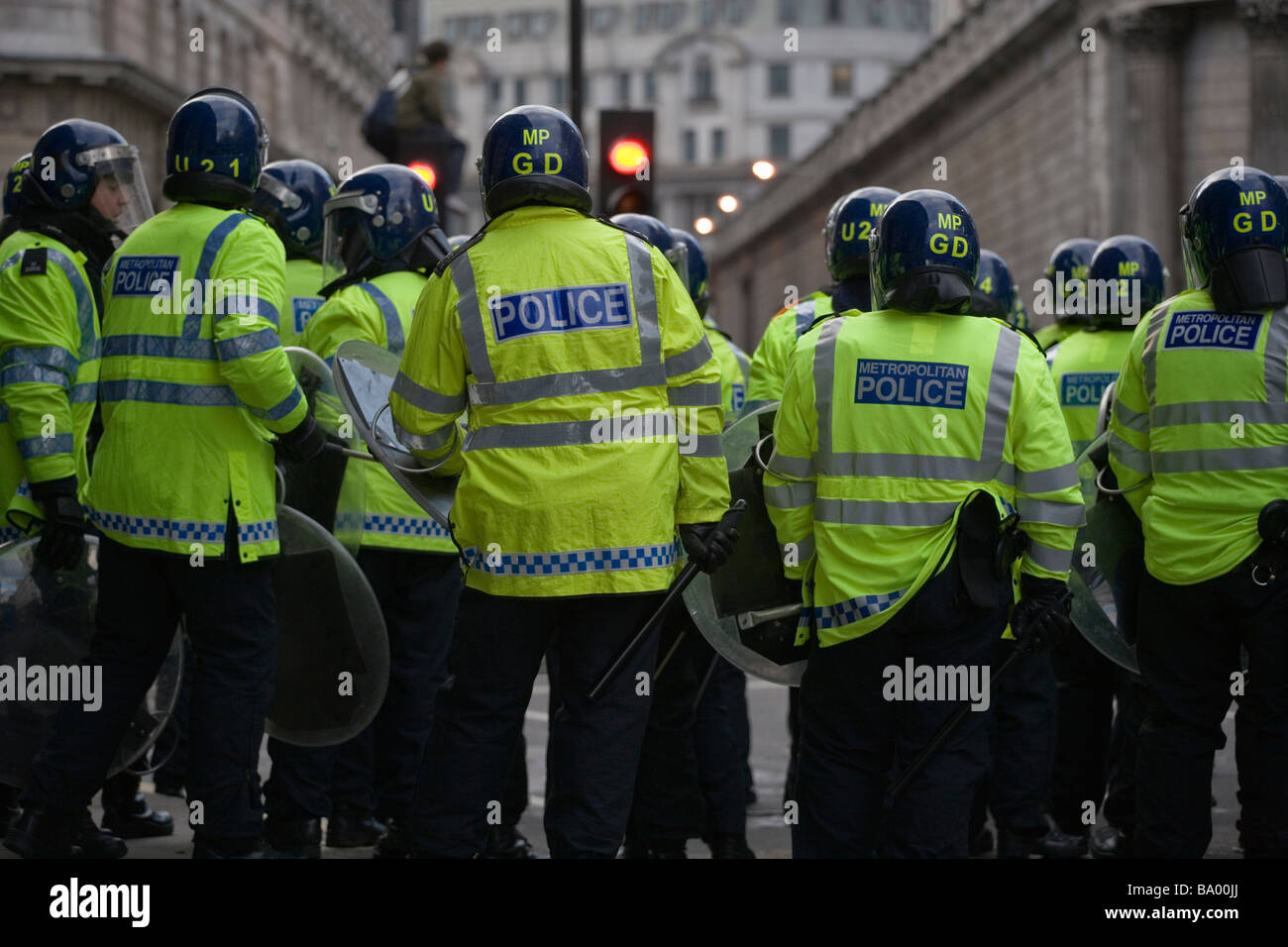 Reihe von Polizisten in teilweise Kampfausrüstung bei antikapitalistische Demonstration gegen G20-Gipfel in London, 1. April 2009 Stockfoto