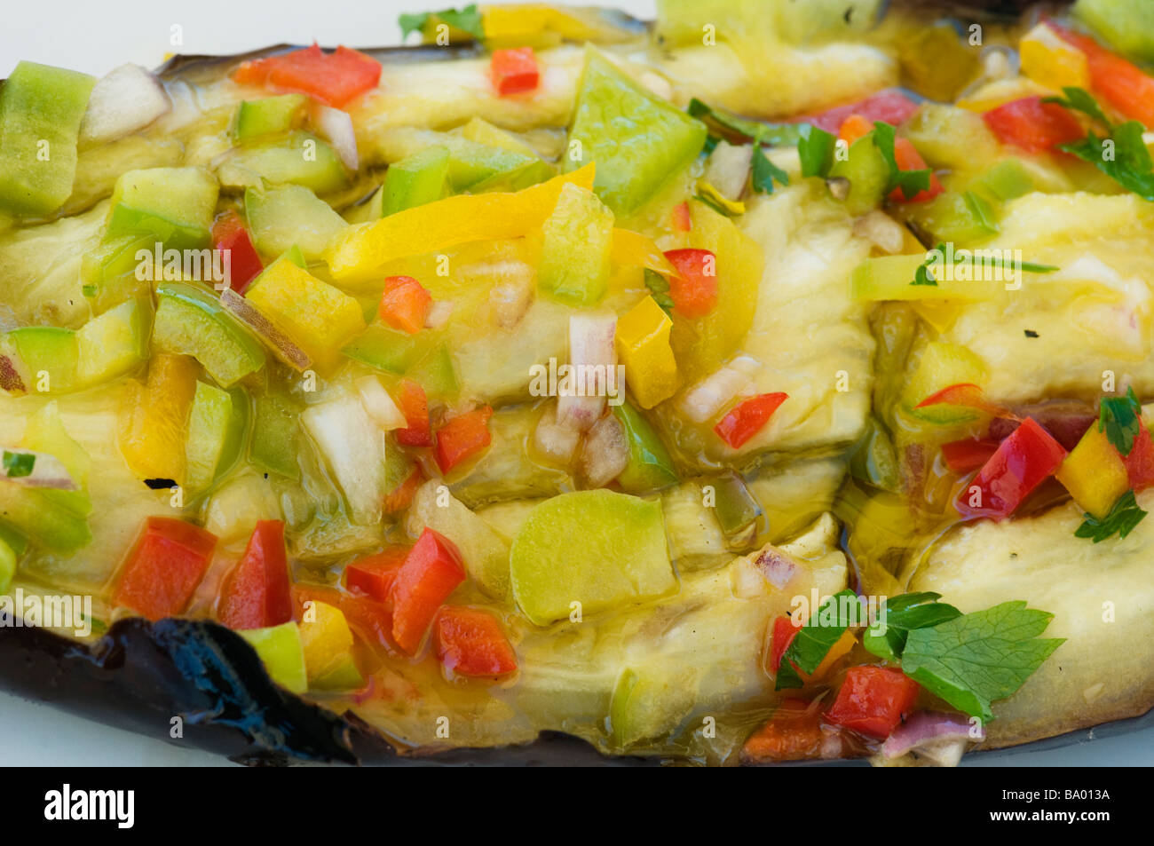 Stück gegrillte Aubergine gefüllt mit Gemüsesalat Stockfoto