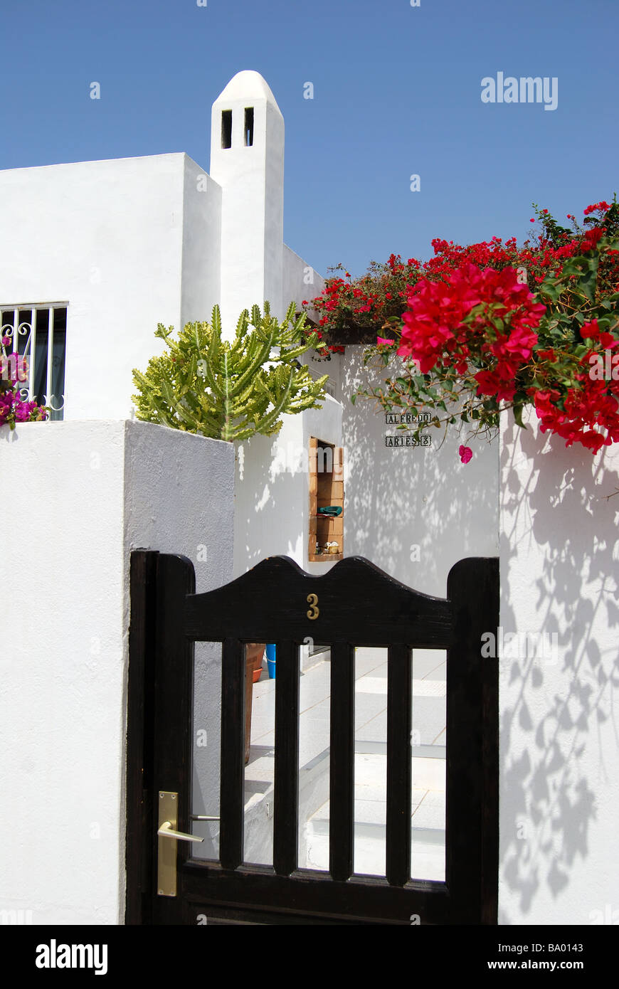 Weiß getünchte Villa, Puerto del Carmen, Lanzarote, Kanarische Inseln, Spanien Stockfoto