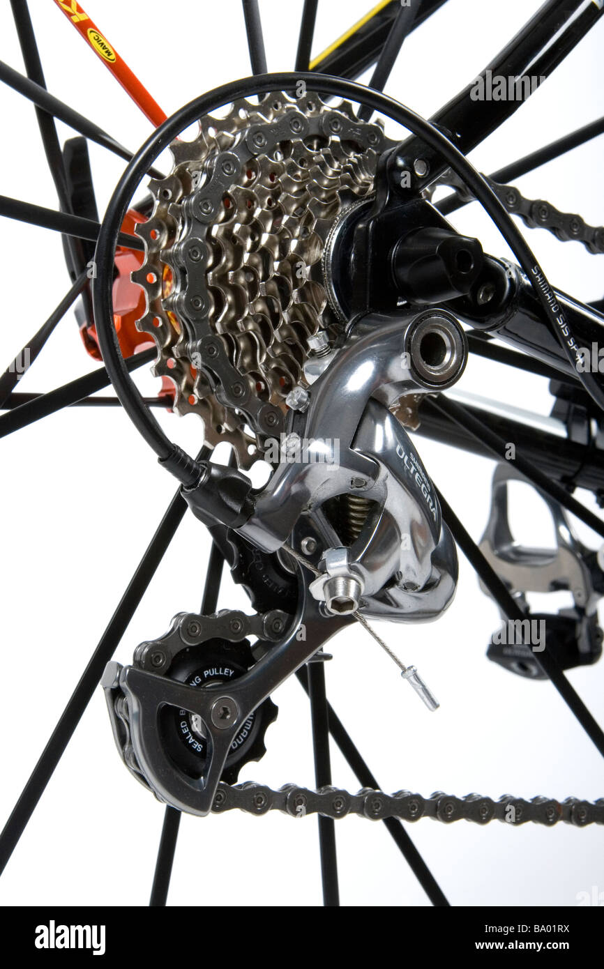 Nahaufnahme der hinteren Kassette und Schaltwerk montiert auf einem  typischen Rennrad Stockfotografie - Alamy