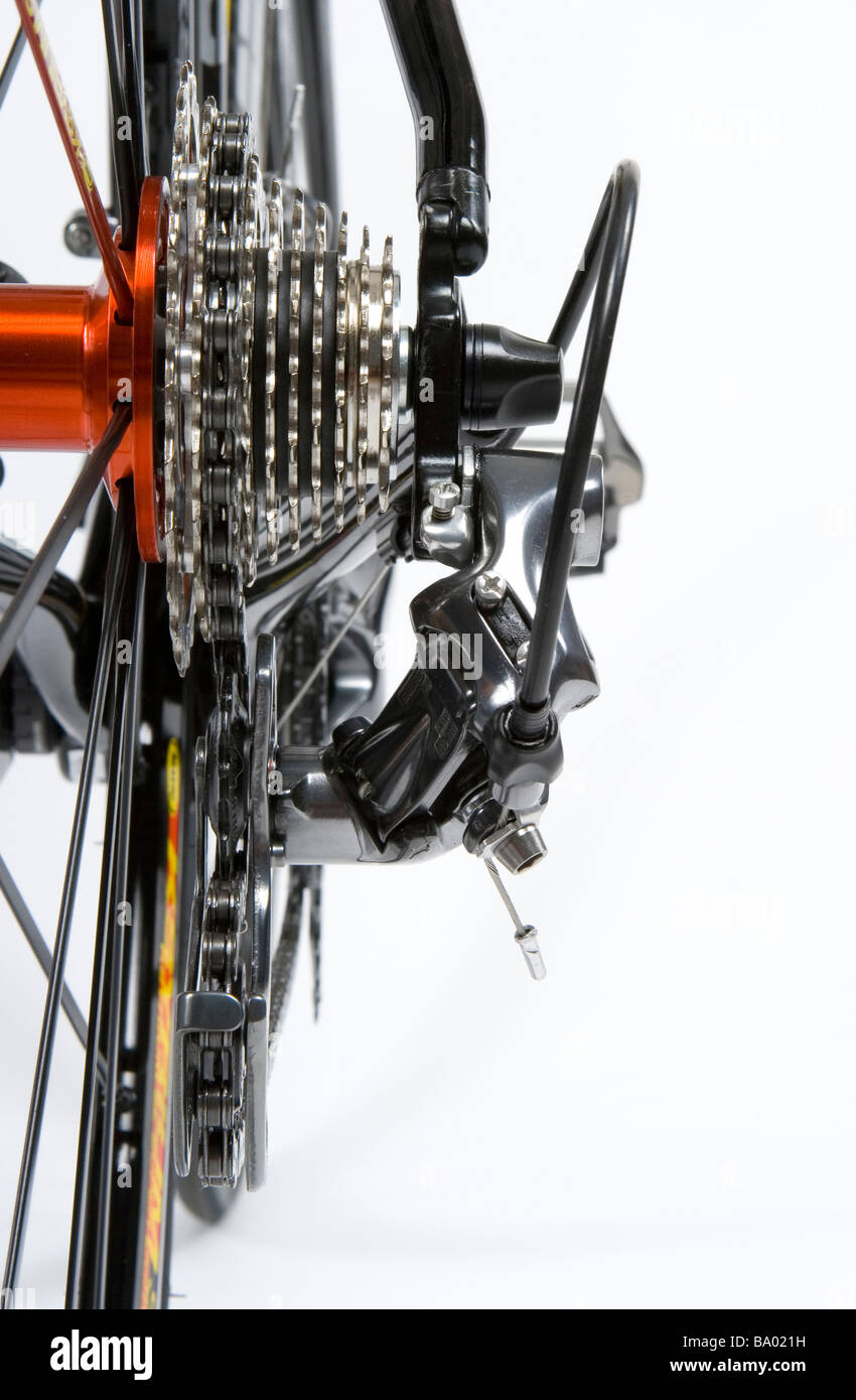 Nahaufnahme der hinteren Kassette und Schaltwerk montiert auf einem typischen Rennrad Stockfoto
