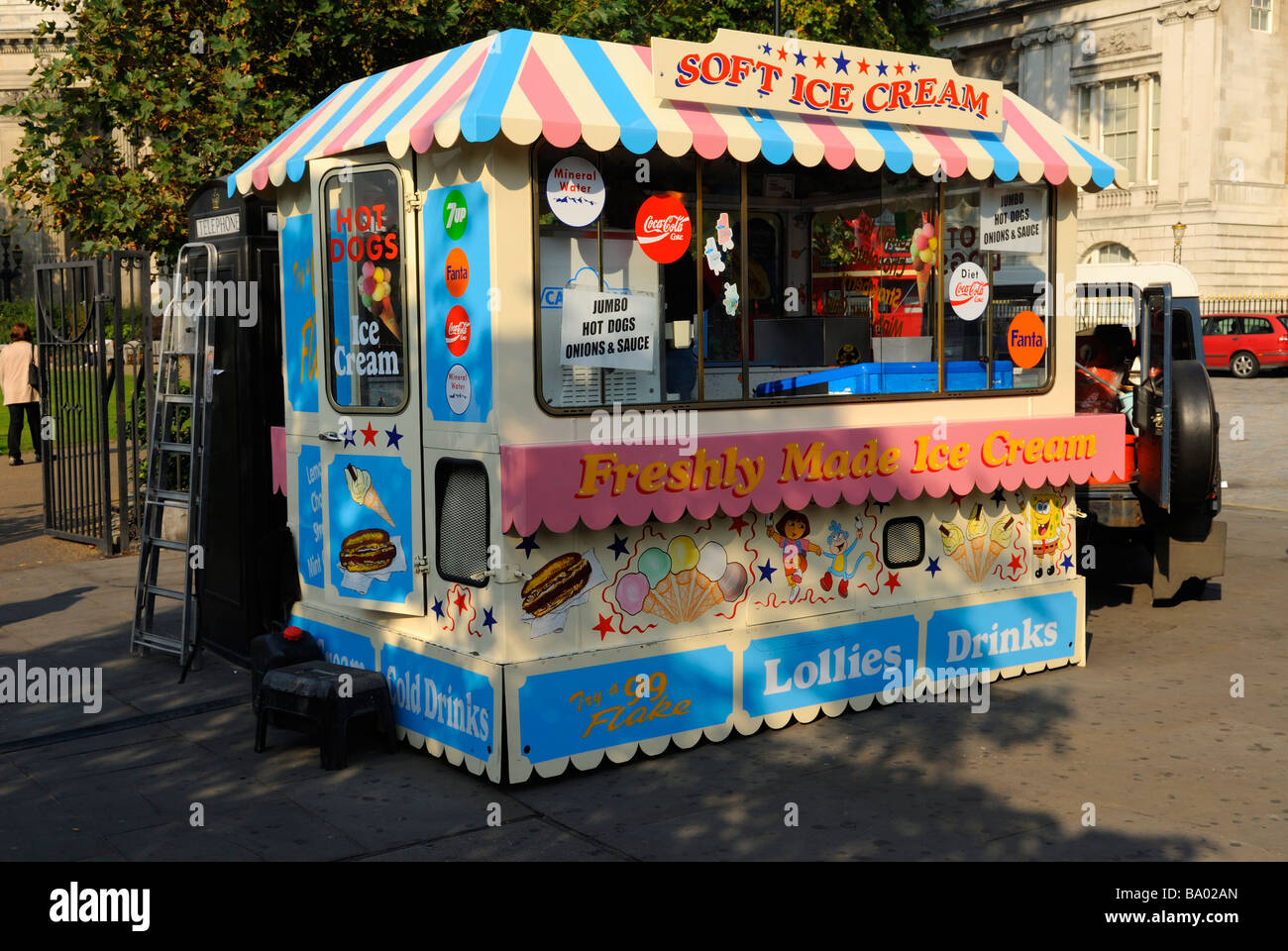 Eisverkäufer am Tower Hill-London-Großbritannien Stockfoto