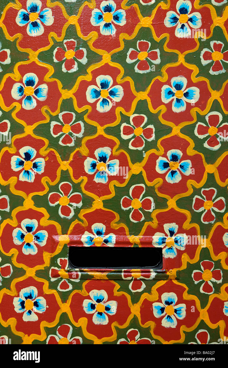 Eine Tür abgedeckt in floralem design Stockfoto