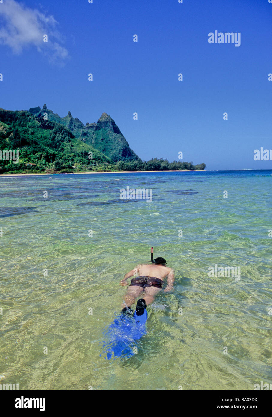 Schnorchler am Tunnel Beach auf Kauai mit Mt. Makana (Bali Hai) im Hintergrund Stockfoto