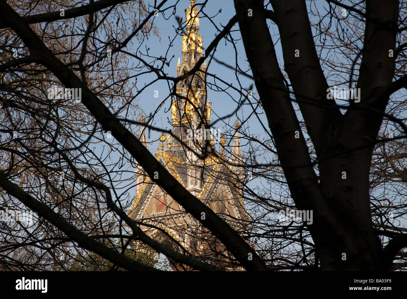 Ansicht von Albert Memorial durch die Bäume Stockfoto