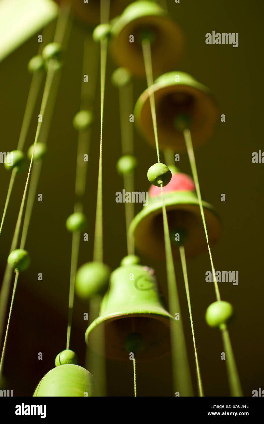 Grüne Glocke Windspiele hängend in Casa Oro in San Juan del Sur, Nicaragua. Stockfoto