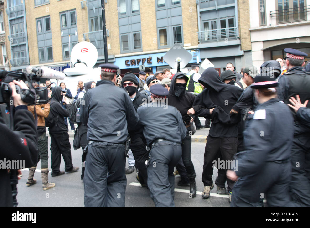 Polizei Kontrolle der Menge am G20-Demonstrationen Stockfoto